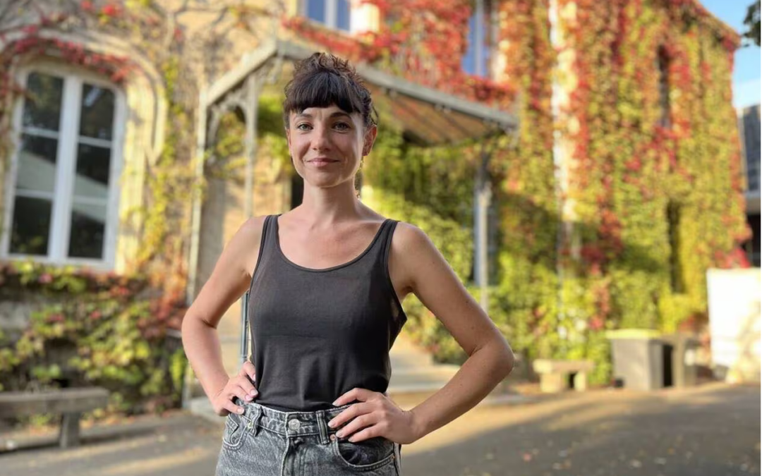 Ancienne élève revient au lycée en tant que comédienne pour le Chaînon Manquant